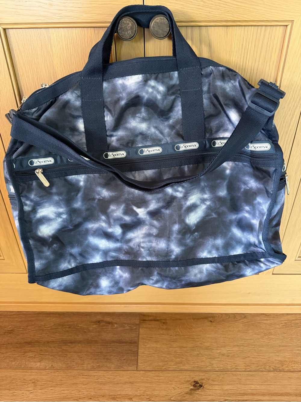 Lesportsac Weekender Medium Duffle with Accessory Pouch Like New Condition